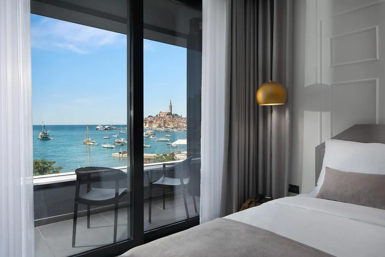 Hotel Delfin contacts